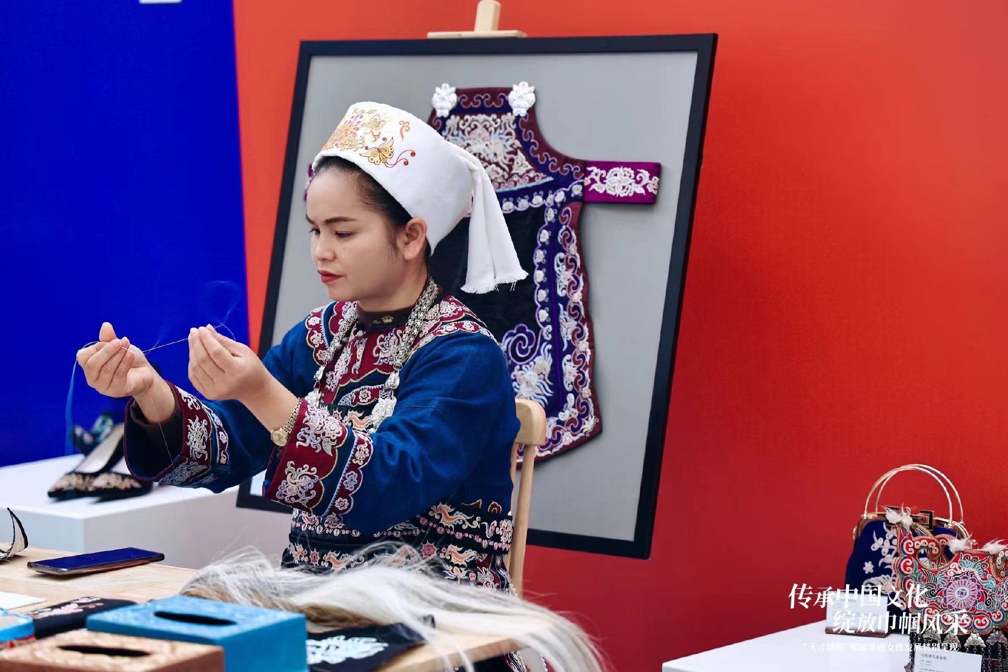 三都水族自治县中和镇板告村被誉为"马尾绣第一村",在板告村村口不