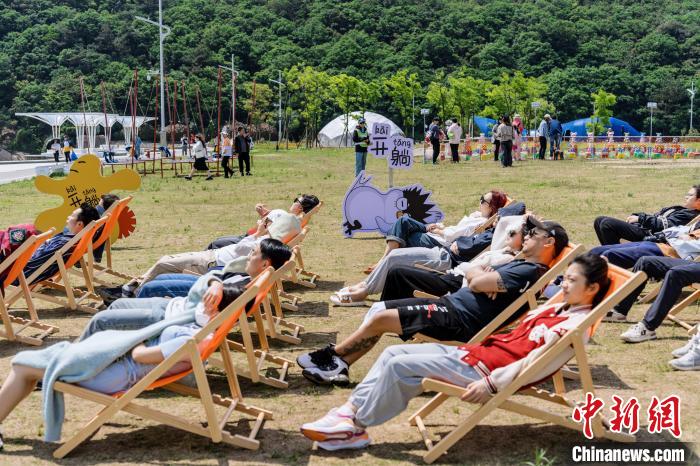 5月2日，游客在浙江宁波松兰山旅游度假区享受“躺营”。　陈姿爽 摄