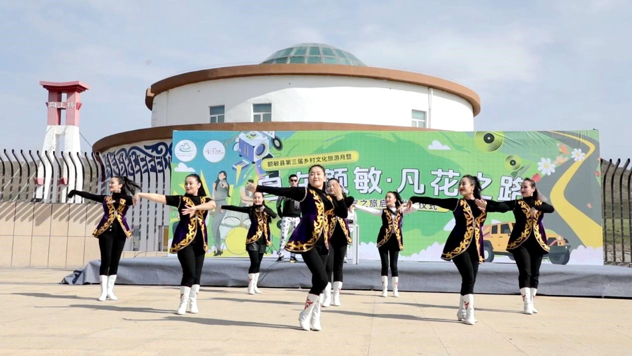 图为在额敏县第三届乡村文化旅游月启动仪式上的文艺表演。何秀娟 摄