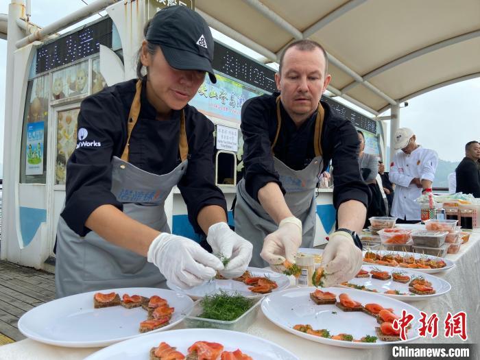 4月29日，厨师制作大西洋鲑美食。　林波 摄