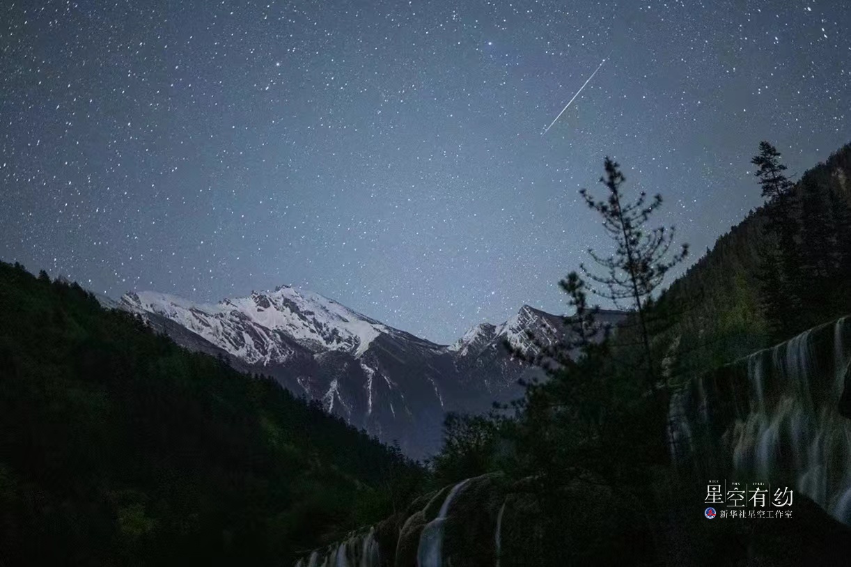星空摄影师戴建峰2022年5月5日在四川九寨沟拍摄的宝瓶座η流星雨.