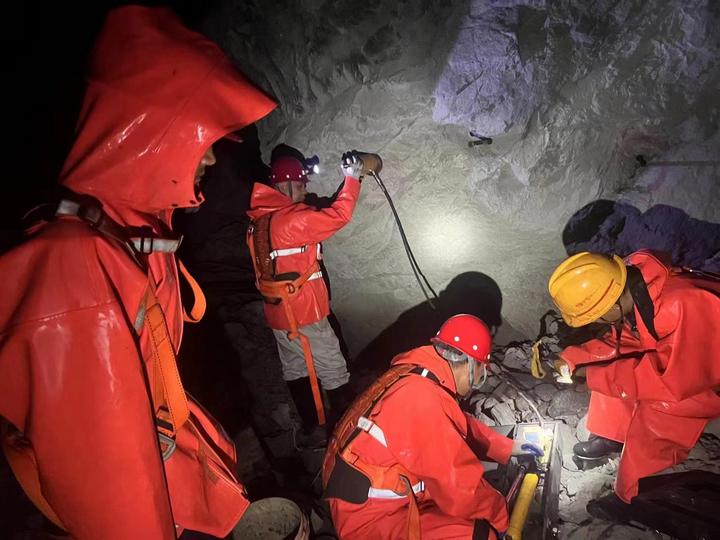 中铁十七局二公司的施工人员正在地下约500米处进行掘进作业。（受访者供图）