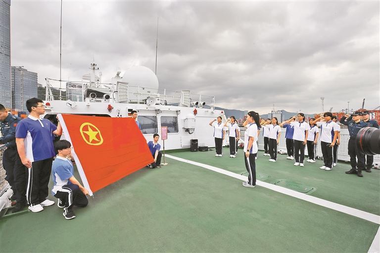 罗湖区学生在深圳海警局德洲舰举行入团仪式。 深圳特区报记者 程海昆 摄