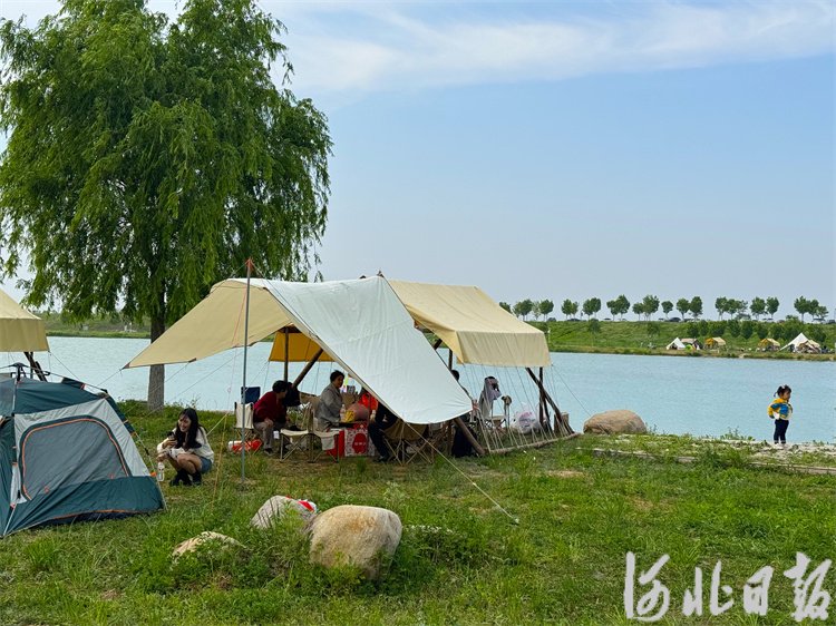 5月3日，市民在石家庄市滹沱河畔的廉州云湖风景区享受露营乐趣。