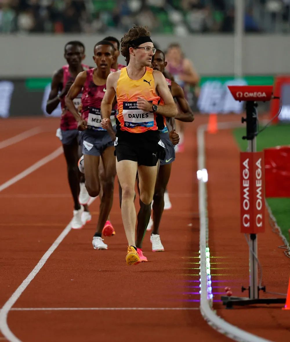   4月27日， 参加男子5000米的选手们在布有Wavelight技术（“激光兔”）的赛道上比赛。新华社记者 王丽莉 摄