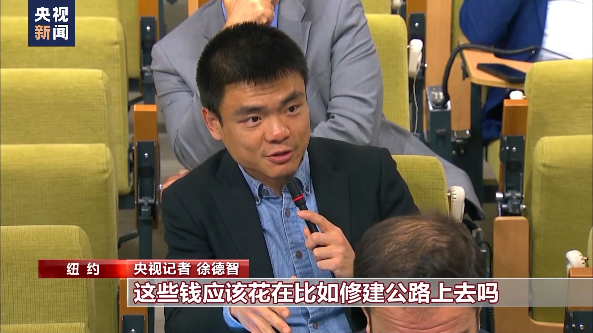 央视记者 徐德智:因为所有人都说人道物资运输通过陆路是最佳方式,你