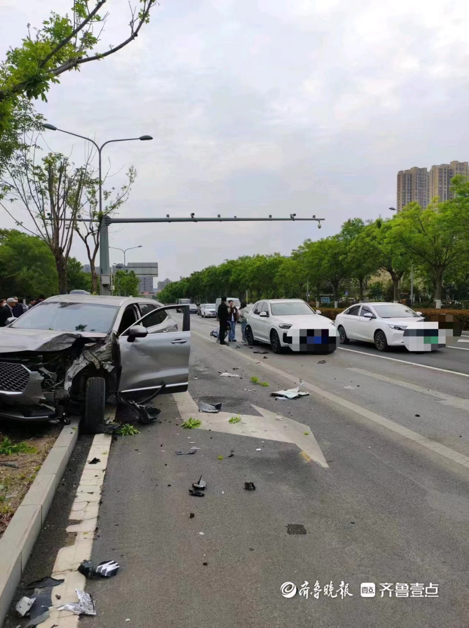 在济南市市中区九曲庄路中段九曲公交站前方路口,发生一起交通车祸