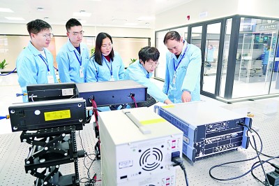     紫金山实验室6G关键技术攻关团队开展研讨。受访者供图