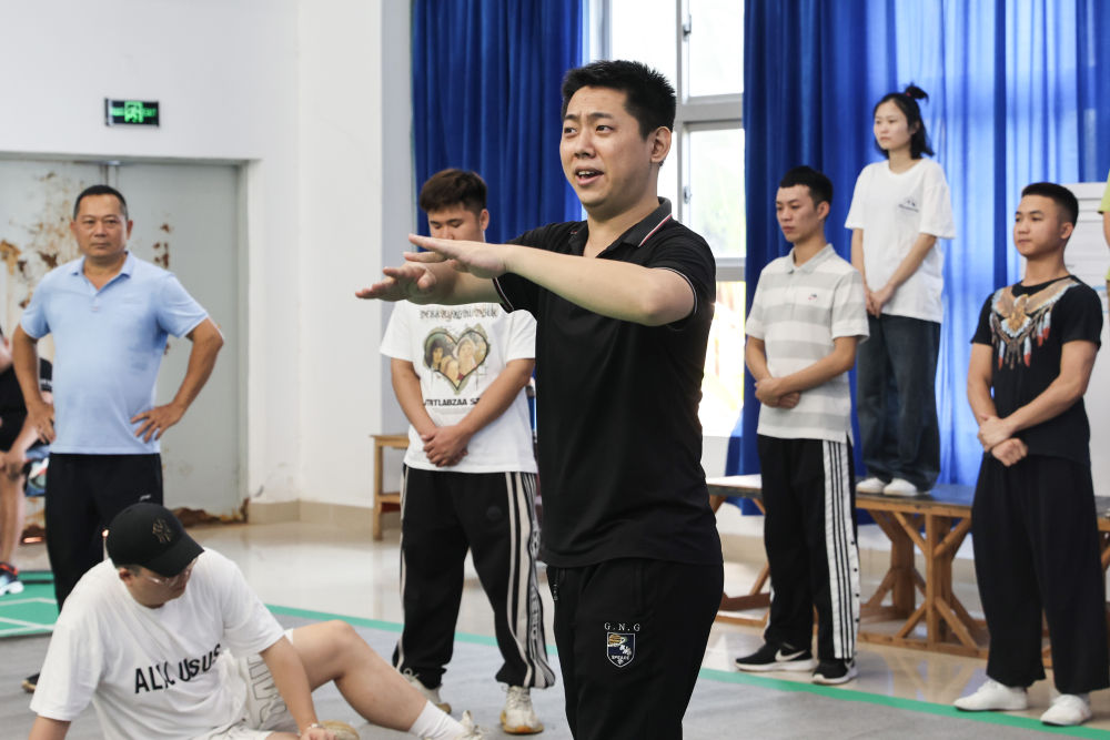 　　4月24日，陈科翰（左四）在海南省定安县文化馆和同事们排练琼剧时，他的父亲（左一）看着他。新华社记者 张丽芸 摄