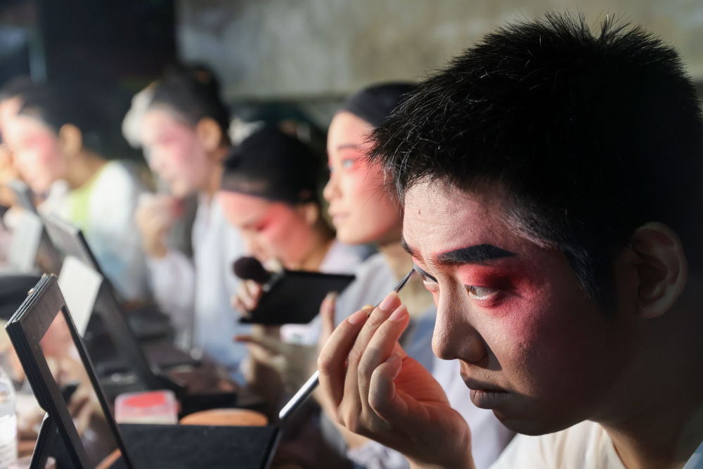 　　5月2日，在海南省海口市岭梅村，陈科翰（右一）在演出前化妆。新华社记者 张丽芸 摄