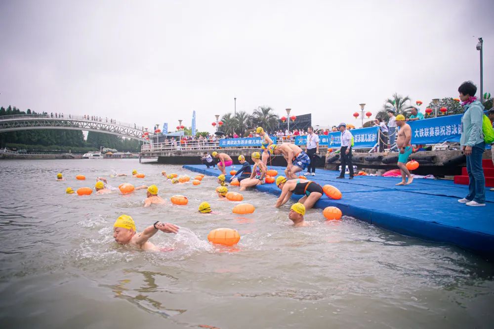 图为2023年6月17日，第二届长三角公开水域游泳锦标赛在浙江湖州开赛。新华社记者 江汉 摄
