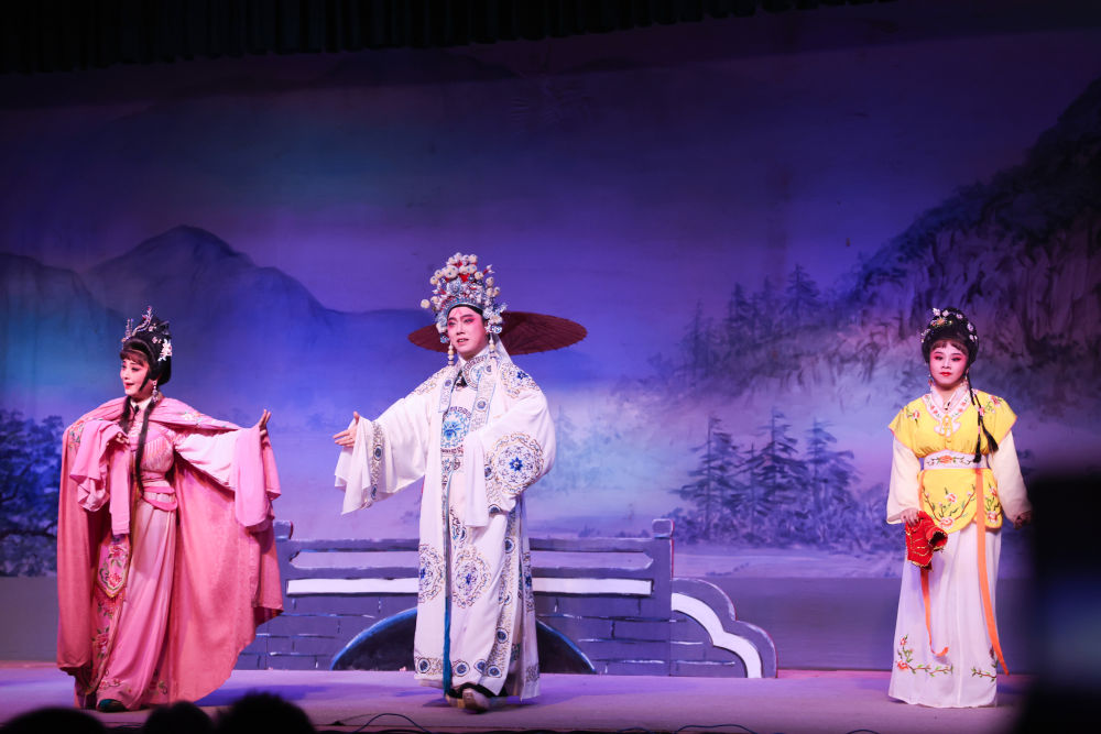 　　4月23日，在海南省定安县文笔峰景区，林芳（右一）和陈科翰（右二）在舞台上表演琼剧。新华社记者 张丽芸 摄