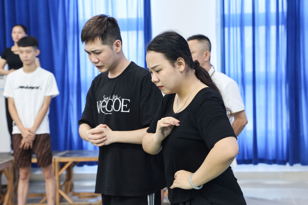 　　4月24日，林芳（前右）在海南省定安县文化馆和同事们排练琼剧。新华社记者 张丽芸 摄