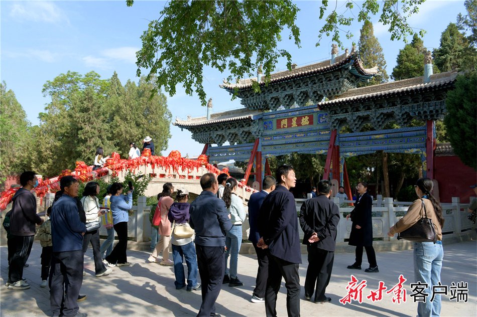 游客在状元桥参观游览。新甘肃·甘肃日报记者 金奉乾 摄