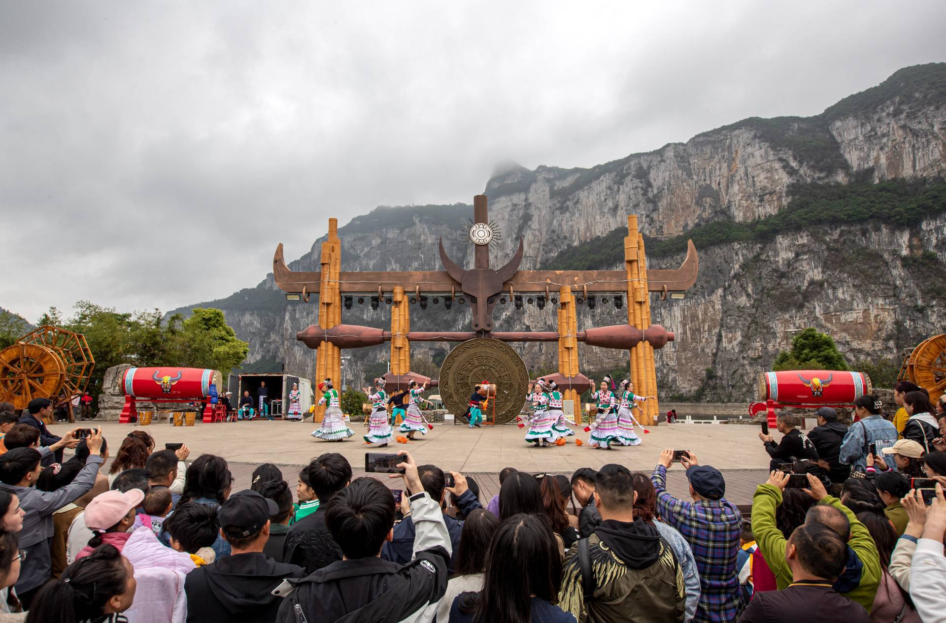 游客在乌江源百里画廊化屋景区欣赏民俗歌舞表演