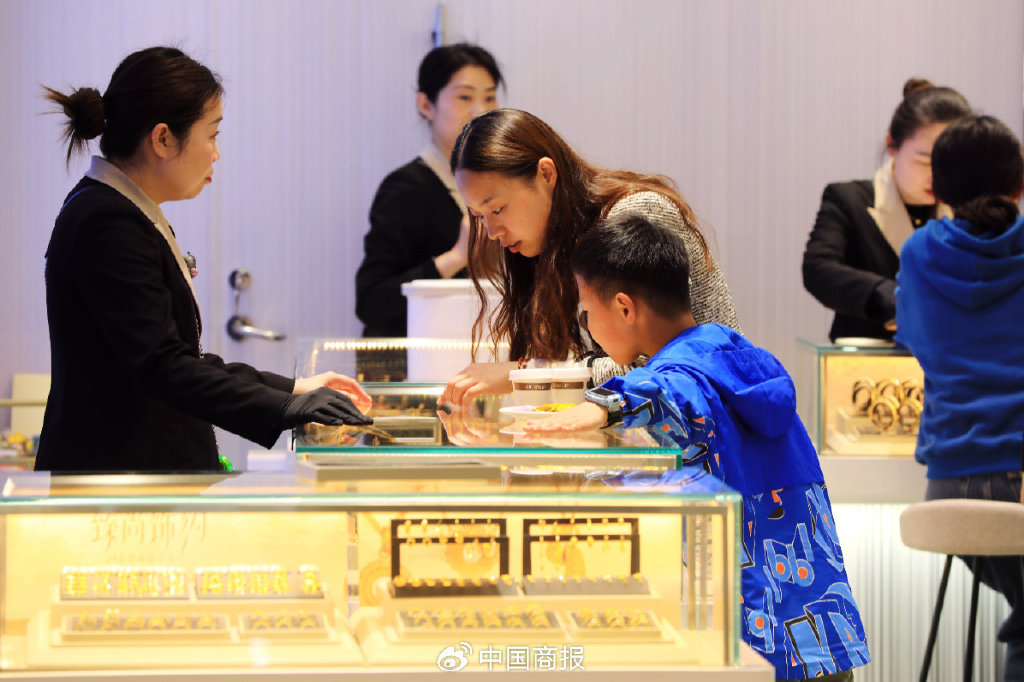 市民在黄金珠宝首饰店购物消费。（图片由CNSPHOTO提供）