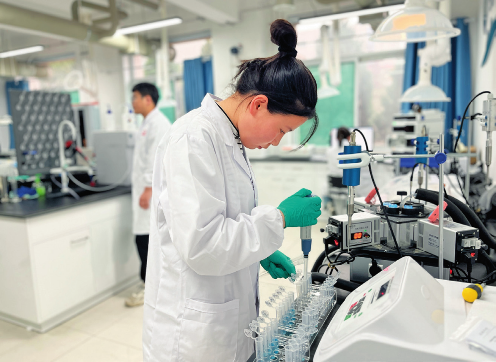 山西大学忻州创新生态研究院特种污水低碳处理实验室,科研人员正在做