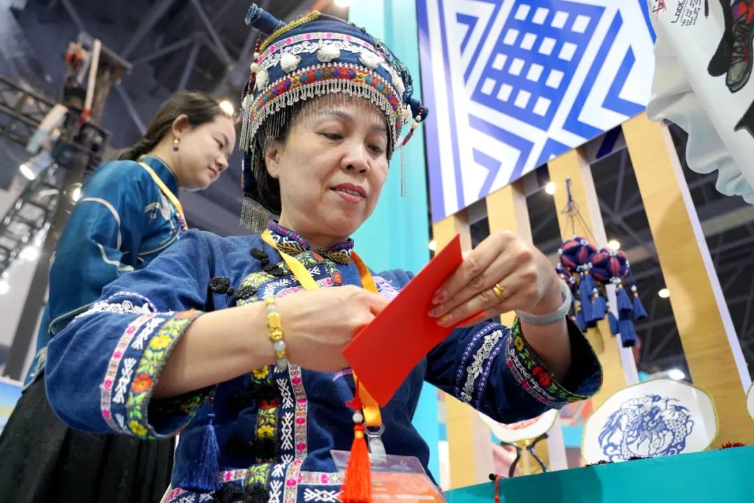 文化中国行丨罗城:流淌于指尖上的仫佬族剪纸艺术