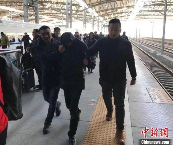 郑煜川(右一)和同事将犯罪嫌疑人抓获归案.受访者本人 供图