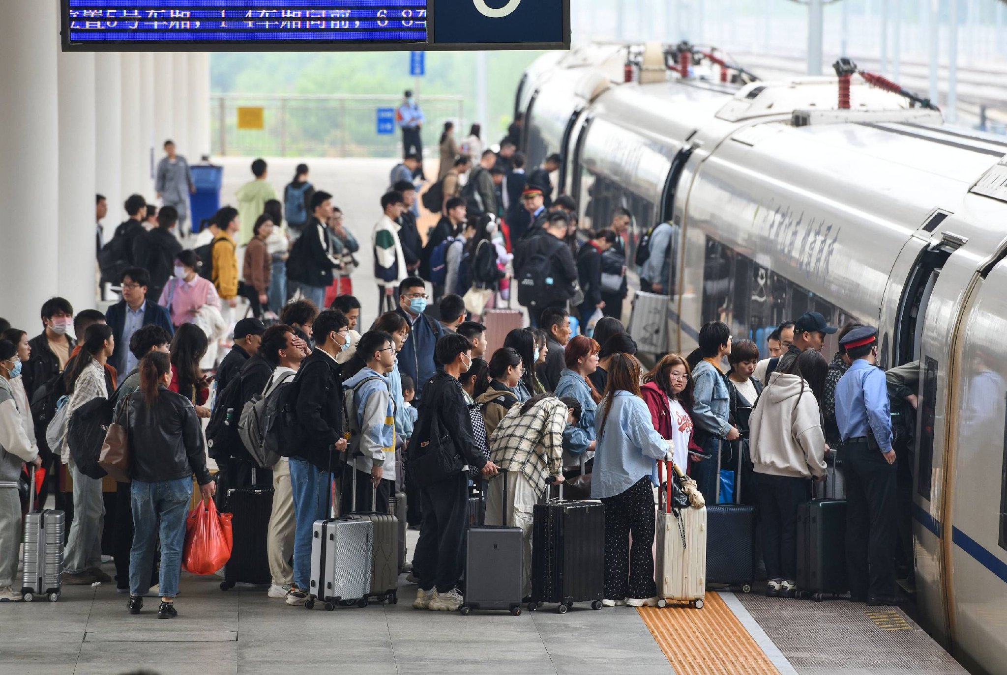 2024年5月5日，旅客在高铁安徽阜阳西站排队准备乘车。视觉中国 图