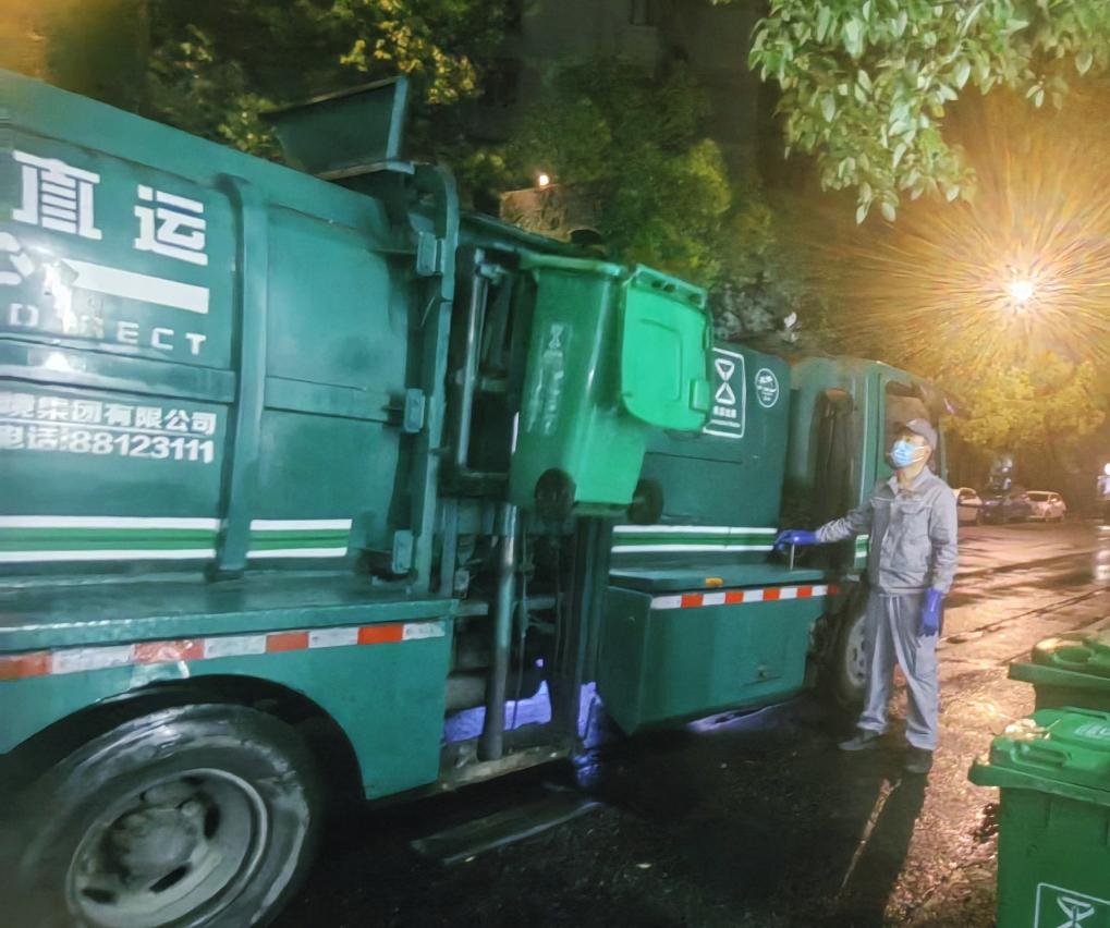2024年5月4日凌晨，杭州市环境集团清运车驾驶员朱国栋在清运垃圾。（杭州市环境集团供图）
