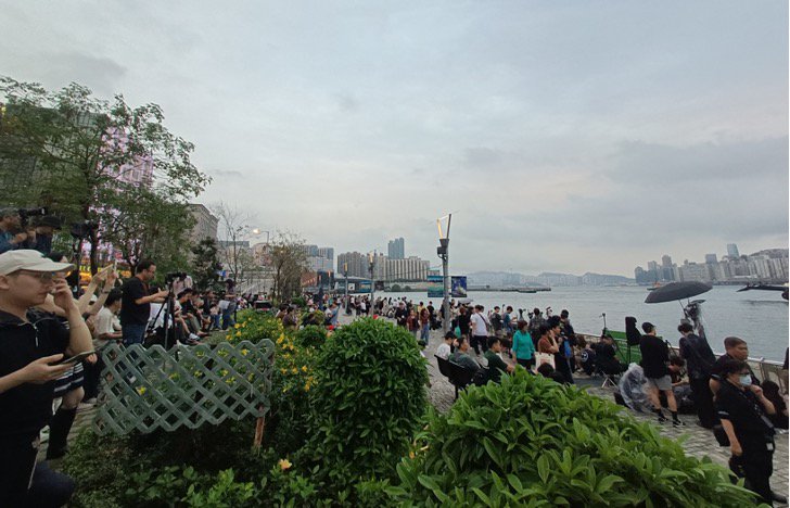 提前两小时等候烟花表演的客流 财联社记者摄于香港尖沙咀海滨花园