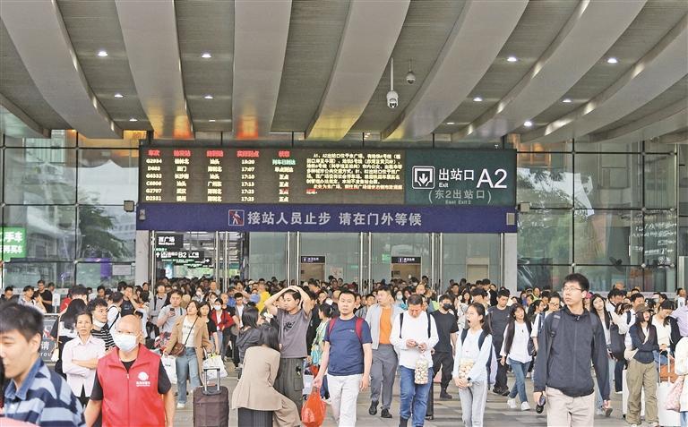 5月4日，大批旅客抵达深圳北站。 深圳特区报记者 杨浩翰 摄
