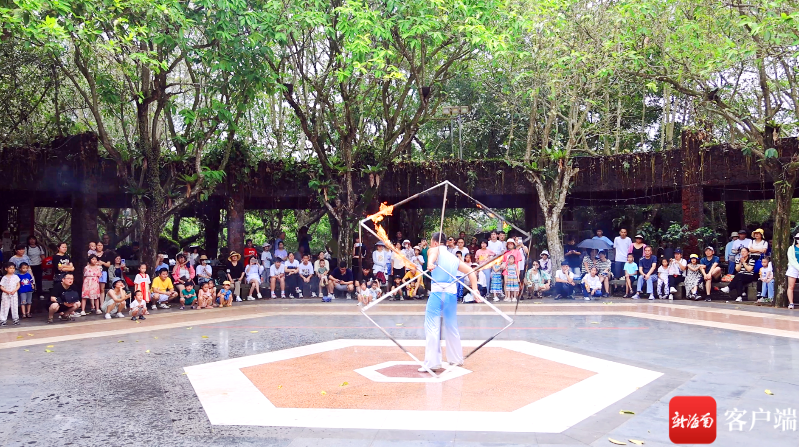“五一”假期，海口火山口公园火山民俗文化表演现场。海口市旅文局供图
