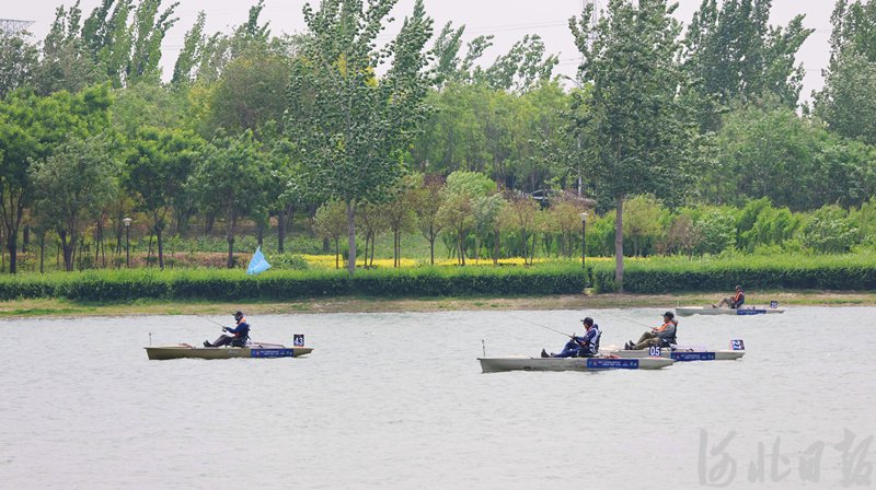 4月28日，钓友在邢台七里河参加舟钓（路亚）比赛。