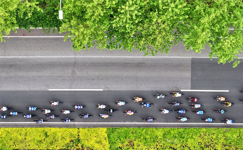 5月4日，选手在比赛中（无人机照片）。新华社记者 王晓 摄
