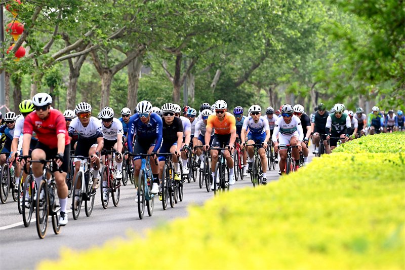 5月4日，选手在比赛中骑行。新华社记者 王晓 摄