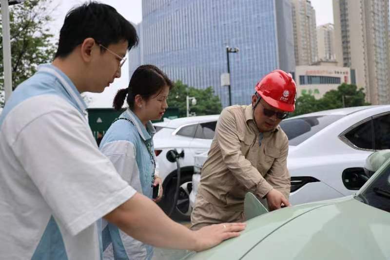 2024年5月5日，国网徐州供电公司市场营销部专职人员刘镇在充电站为新能源车主服务。（国网徐州供电公司供图）
