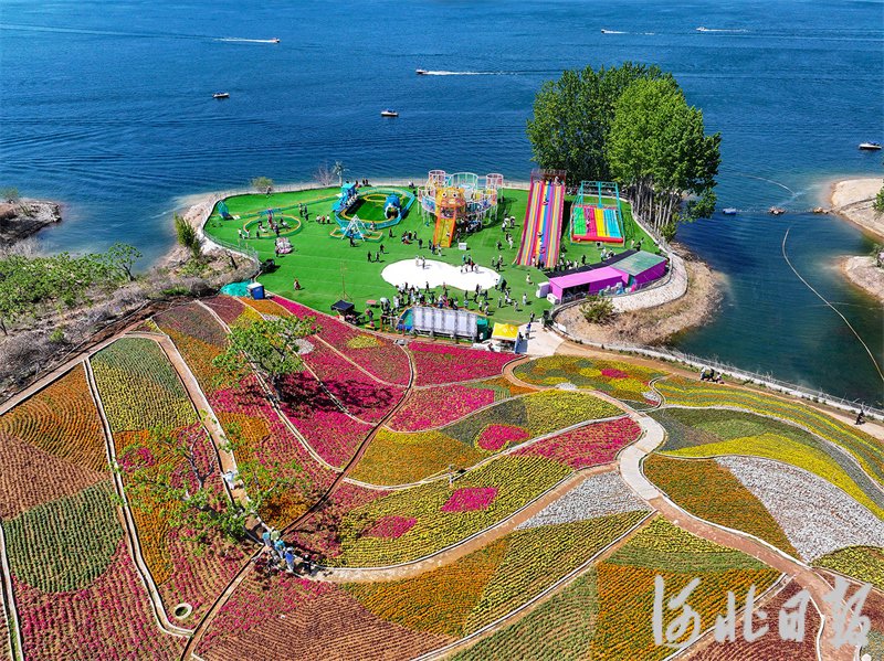 2024年5月2日,游客在唐山市迁西县雨花谷景区赏花游玩.