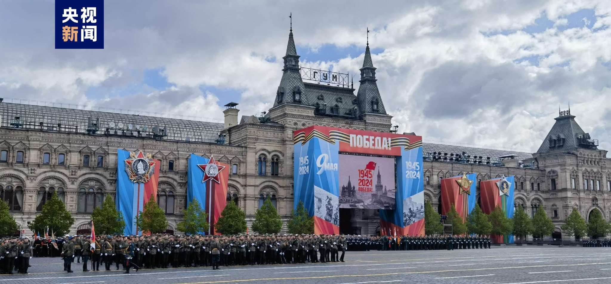 徒步方阵包括各兵种,士官学校,音乐院校,青年近卫军,女兵,哥萨克和