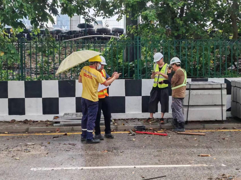 澳门城燃防汛人员冒雨对站外埋地天然气管网做巡查