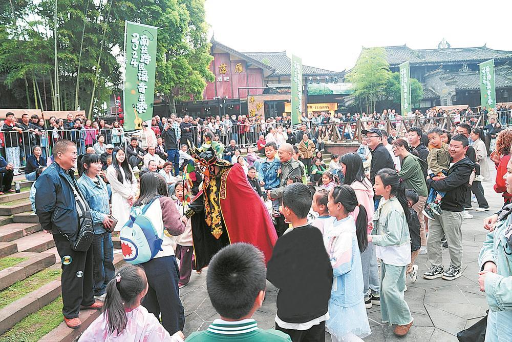 平乐古镇里，表演者与游客互动