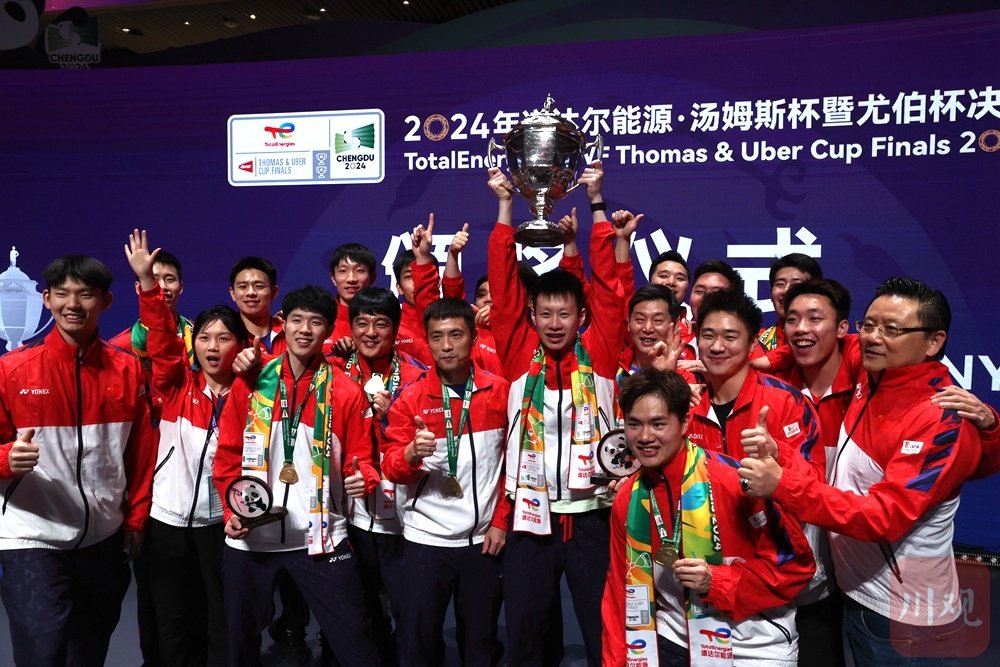 中国羽毛球男队庆祝第11次捧起汤姆斯杯