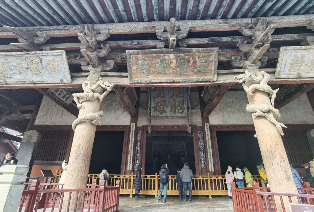 69692024年1月20日,游客参观晋祠圣母殿.新华社记者 王学涛 摄