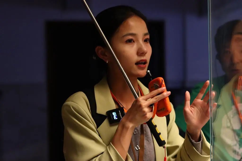 王钰在为游客讲解.新华社发