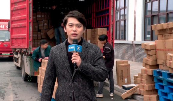 今年春节，第一财经记者吴朔巨，在浙江省金华火腿生产基地进行报道。上海广播电视台 供图