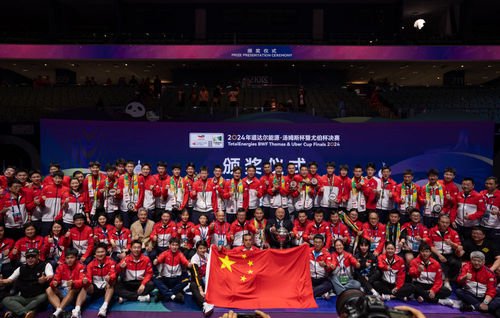 5月5日，中国队成员在颁奖仪式上庆祝夺冠。新华社记者 江宏景 摄