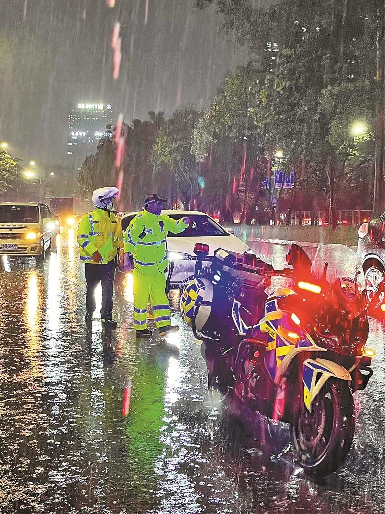 5月4日19时许，深圳交警雨中坚守，保障市民出行安全。 深圳交警供图