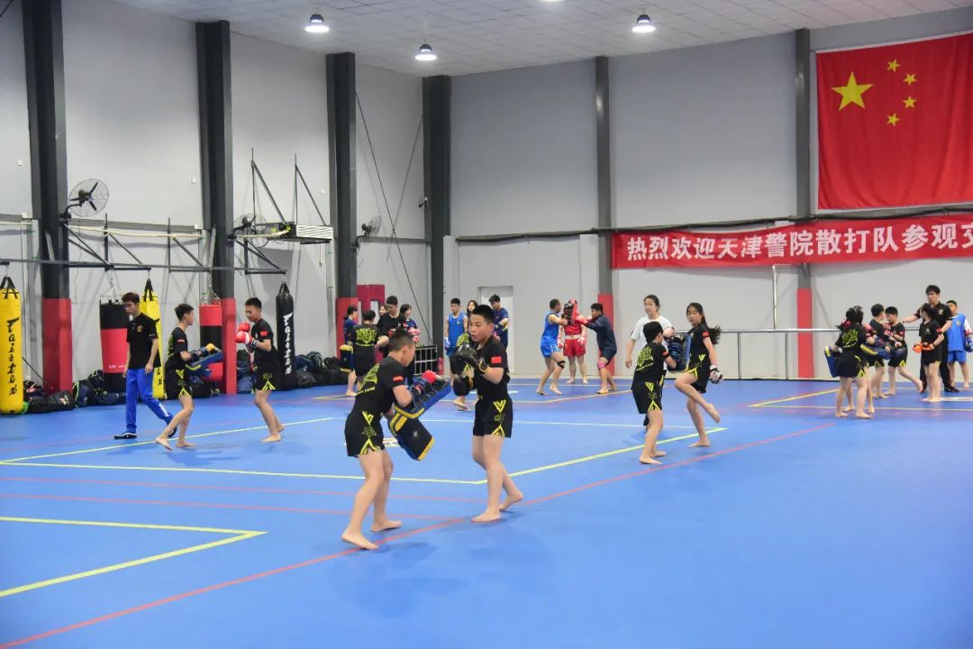 ↑5月5日，学员在悦动辰星体育乐园进行散打训练。
