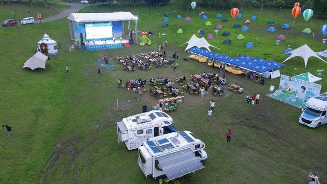 川南大草原首届大型房车露营季活动现场(中区融媒供图)