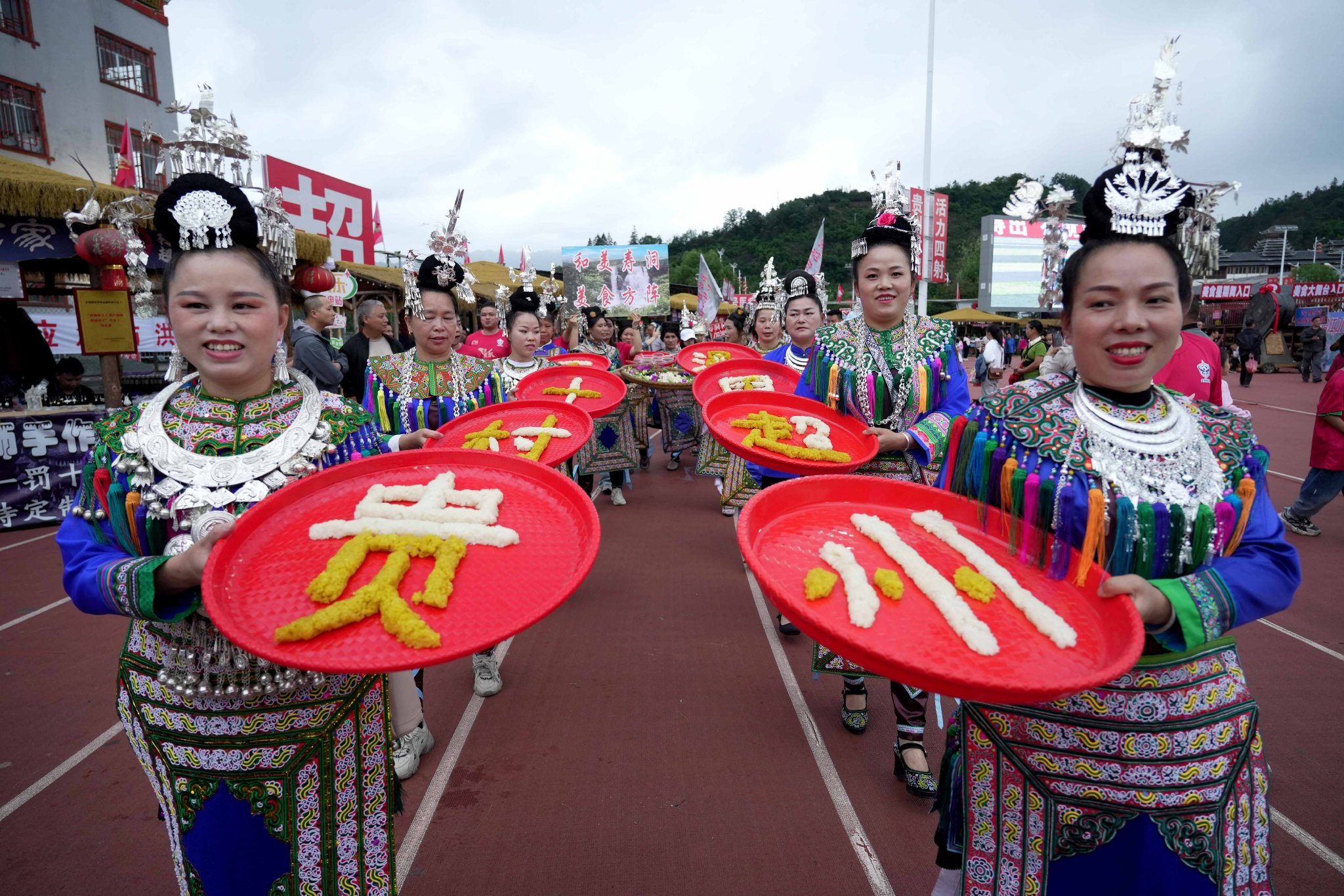 5月4日,贵州省黔东南苗族侗族自治州榕江县"村超"球场,一支拉拉队带着