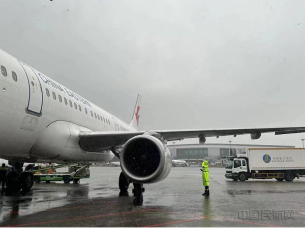 白云机场东航机务:缠斗风雨保障飞机持续适航