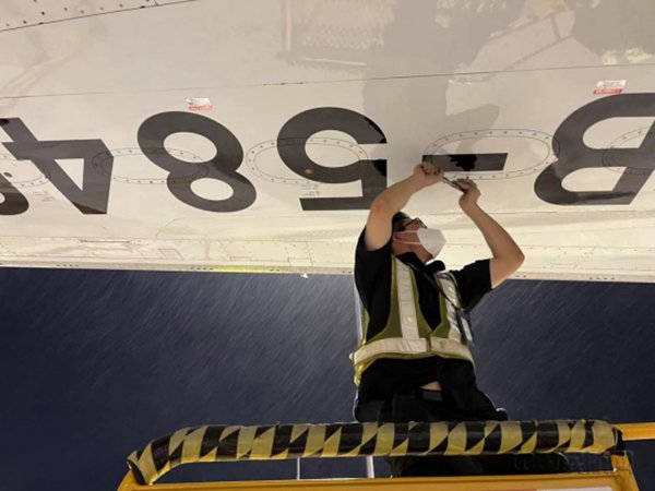 白云机场东航机务:缠斗风雨保障飞机持续适航