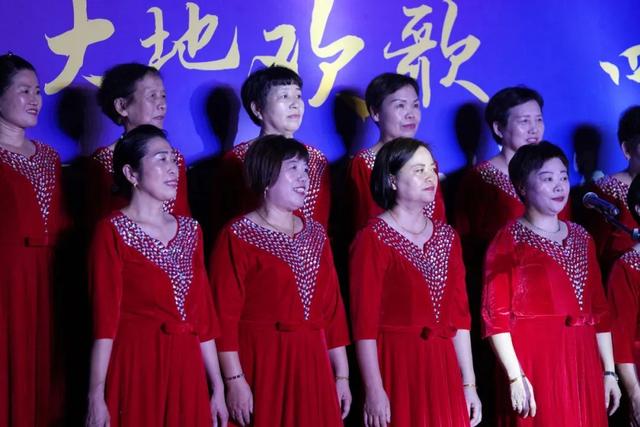 在奉城第三社区献礼建党102周年文艺汇演上,文体班学员们自编自导节目