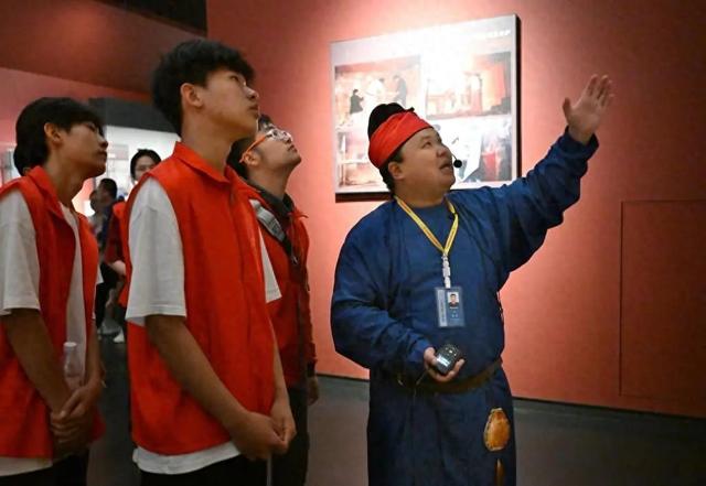 2024年4月26日，河南博物院志愿者刘焱（右一）为高校志愿者讲解。新华社记者 李嘉南 摄