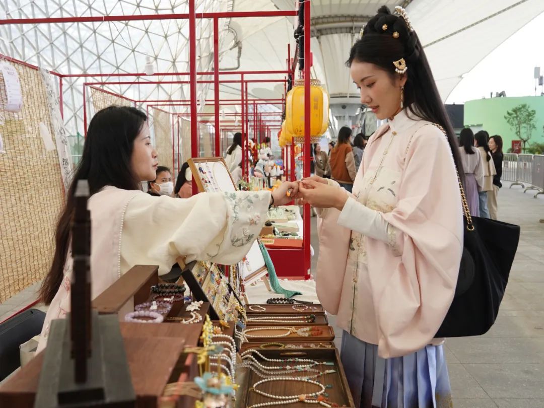 华服爱好者在国风市集上挑选饰品。 刘颖 摄（新华社）
